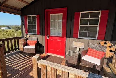 Image de Cozy Tiny Home at Traveler's Cellar Winery in Rockfield with Vineyard views.