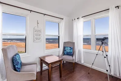 Ocean Front 3 bedrooms. Amazing sunroom and a few minutes walk from Sandy Beach.