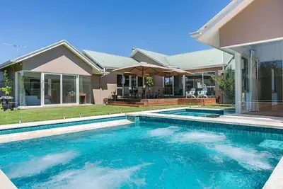 Royadie Resort - Pool, Spa, Tennis, 500m to beach