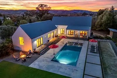 Image de The Central Modern Farmhouse Sonoma Pool/Hot Tub + Bocce + Sport Court