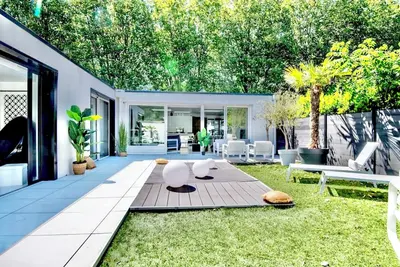 Image de Villa de plain pieds, sans escaliers avec jacuzzi parking et jardin
