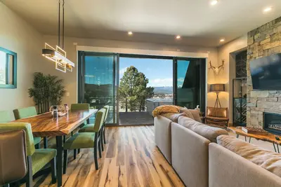Image de The Village View Retreat: Steps from the Lift