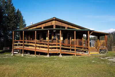 Image de Private ranch house on 9 acres that borders State Forest