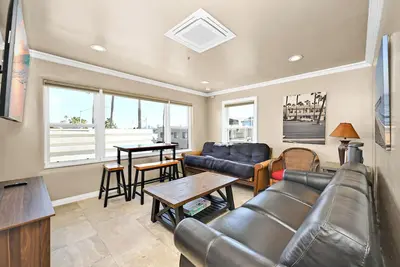 Image de Clean Budget Friendly Apartment Steps from Beach