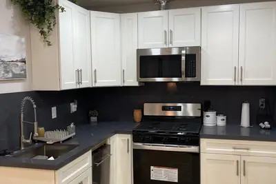 Image de Cozy 1-bedroom apartment suite with full kitchenette
