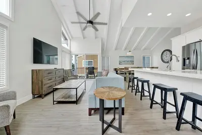 Image de Upgraded Beach House w/ Parking
