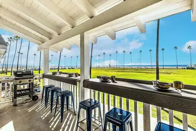 Image de Stunning 2nd-Floor Beachfront Home with Balcony, Ocean Views, and Prime Location**