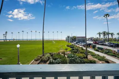 Image de Condo in Newport Beach with Private Balcony and Ideal Location by the Pier