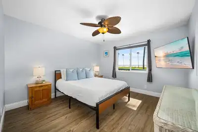Image de Oceanfront Condo in Newport Beach with Private Balcony and Perfect Location by the Pier
