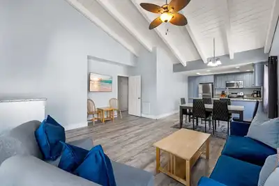 Image de Balboa Peninsula Hidden Gem with Private Balcony & Stunning Views