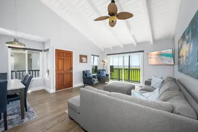 Image de 2 Beachfront Condos with Private Balcony
