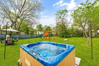 Boho Cottage. Hot Tub. Family Friendly. Walk to At&T Stadium!