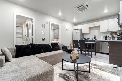 Image de Modern Chic King Apt. / Near Dt /Free wifi+ laundry+parking