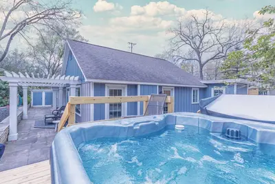 The Gardens - Azalea - Walking distance to Douglas Beach - Private hot tub