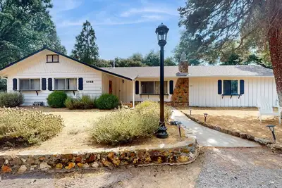 Image de Serene home with spacious deck, game room, and nearby attractions