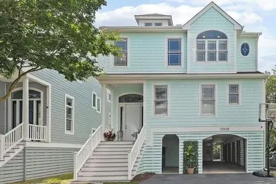 Image de Waterfront retreat just minutes to the beach. Sleeps 14.