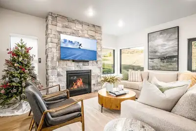 Image de Luxury Townhome, Private Hot Tub, Lake Views, 10 Minutes to Historic Main Street!