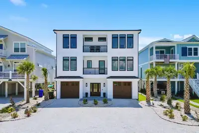 Image de Chic Custom Built Home Encapsulated By Gorgeous Water Views on Sunset Beach