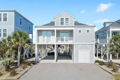 Image de East End 4 Bedroom Canal Home with Expansive Water Views