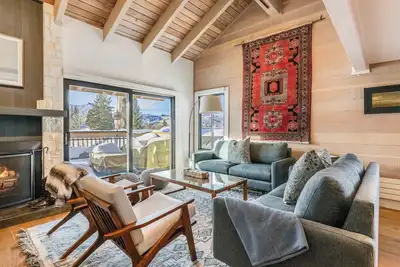 Image de The Slopeview | Ski-In Access, Hot Tub, + Mountain Views