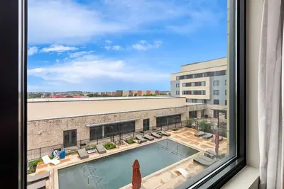 Image de Charming Room w\/ Scenic Rooftop Lounge, Outdoor Pool, & Pet-Friendly
