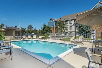 Image de Two Spacious Suites Near Park Meadows w\/ Pool Access | Complimentary Breakfast