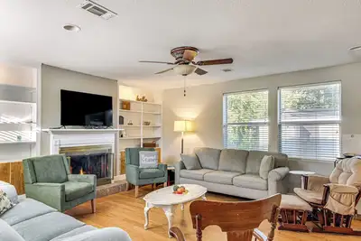 Image de 7 Mi to Pensacola Beach: Home w/ Pet-Friendly Yard