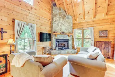 Image de Pet Friendly! Riverfront Ellijay Cabin w/ Hot Tub
