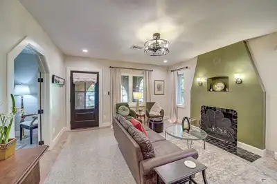 Image de < 9 Mi to Dtwn Tulsa: Lovely Home w/ Yard & Deck!