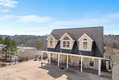 Image de Generations Cove - Welcome to your perfect lakefront getaway!