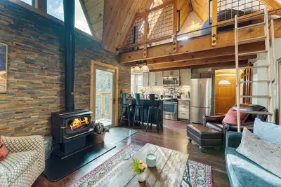 Image de Minutes to Donner Lake | Lofted A-Frame-Inspired Design + Deck | Jeffrey Pines