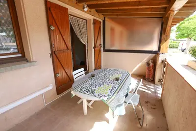 Image de Petite maison avec terrasse en bord de plage!
