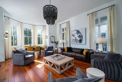 Image de Luxurious 4 Bedroom, 4. 5 Bath Home