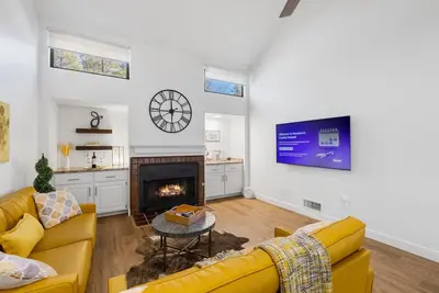 Image de Beautifully remodeled Tri-Leveled home in the pines-minutes from Downtown
