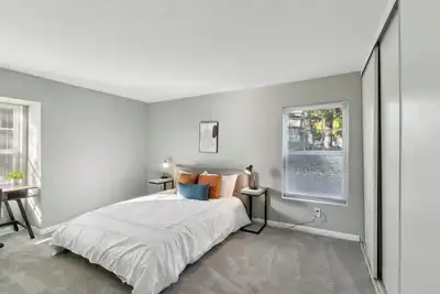 Image de 400 Winchester 605 l 2 Bed 2 Bath Newly Furnished