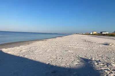 Image de \"Tipsy Turtle\" Brand New Home Located 3 1\/2 Blocks from the Beach!