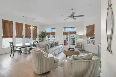 Image de Stunning 3br/3. 5ba condo with views of the 12, 000 Sq Ft Community Pool.