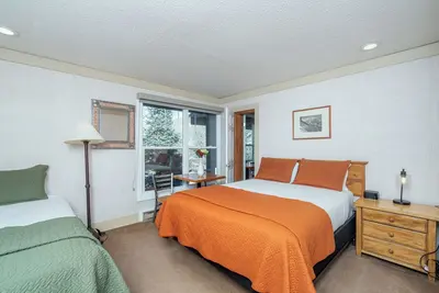 Image de Adjoining Hotel Rooms Near Ski Lift-Great for Families or Small Group