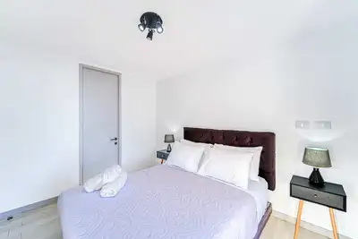 Pacific Breeze 2 Br with pool & balcony