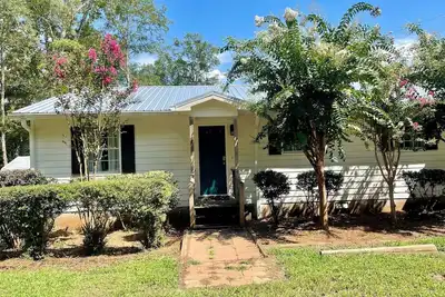 Image de Charming 2-bedroom lakeside apartment with access to beautiful Lake Sinclair.