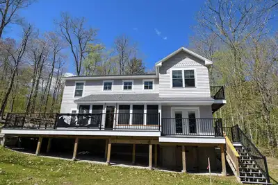 Image de Gorgeous newly built contemporary home with large sandy beach on Long Lake!