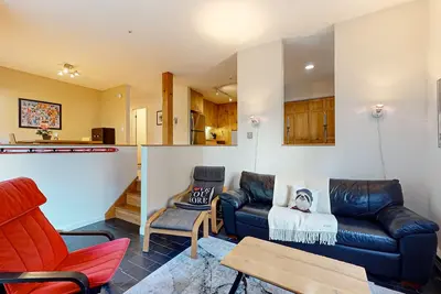 Image de End-unit condo w/ fireplace, pool, sauna, tennis, deck, ski locker, w/d