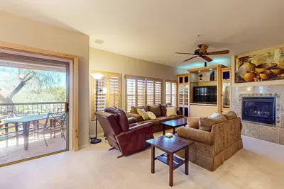 Image de This stunning condo blends style and comfort for an unforgettable stay