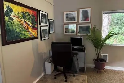 Image de Charming 2-bedroom Adu in Kirkland with Ac, WiFi, minutes from waterfront Park.