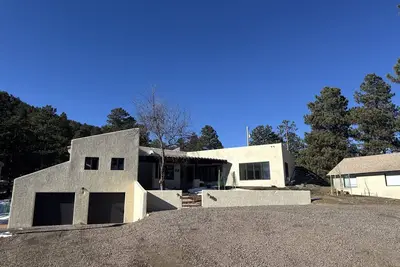 Image de 15 Acre Private 5 bedroom Retreat