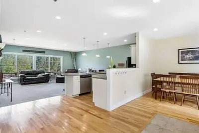 Image de 10 min to Sugarloaf Ski Lifts, Spacious 4 Bedrooms