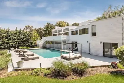 Image de Spacious and Contemporary Southampton Home Close to Shinnecock Hills, . . .