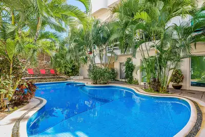 Image de Spacious modern apartment with private balcony, pool access & steps to the beach