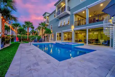 Image de Luxury Retreat w/Pool, Spa, 100’ Dock, Games & More!