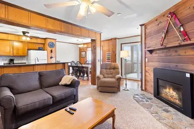 Image de 3br/2ba Across From Village On Shuttle Route